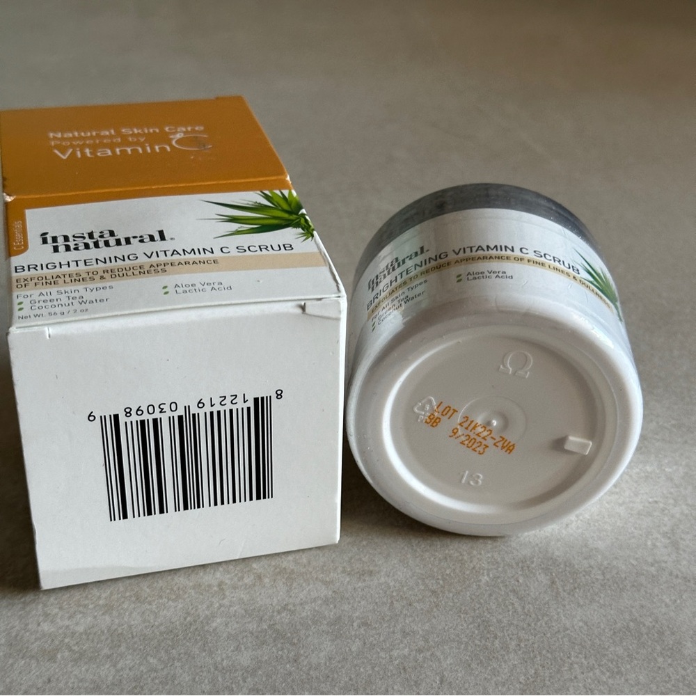 InstaNatural Brightening Vitamin C Scrub - Picture 3 of 3